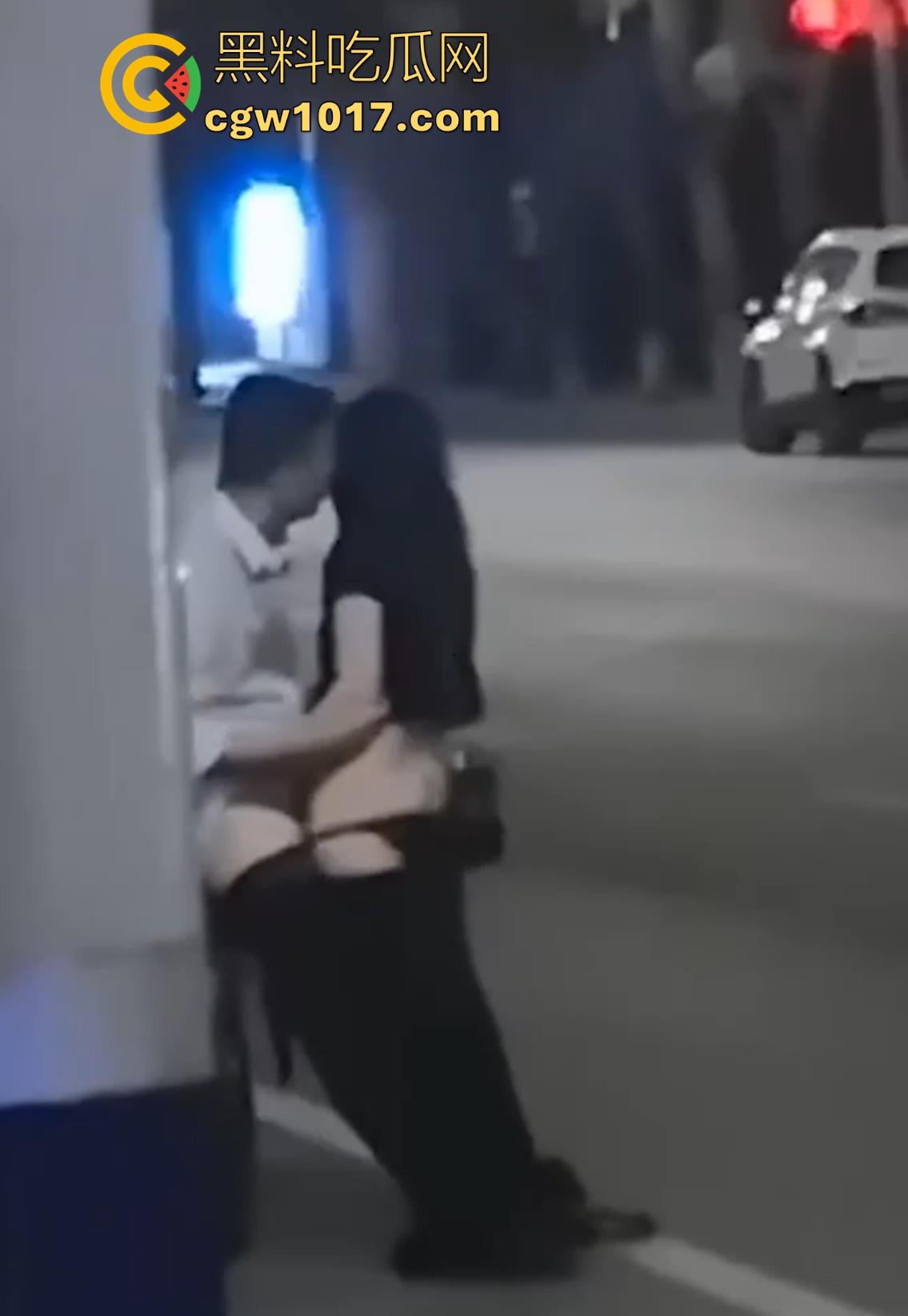 模糊的画质清晰的实力！不是哥们你喂了什么春药吗？这女的直接跟你在路边干了起来，直接脱衣扣了起来彻底放飞！  第2张