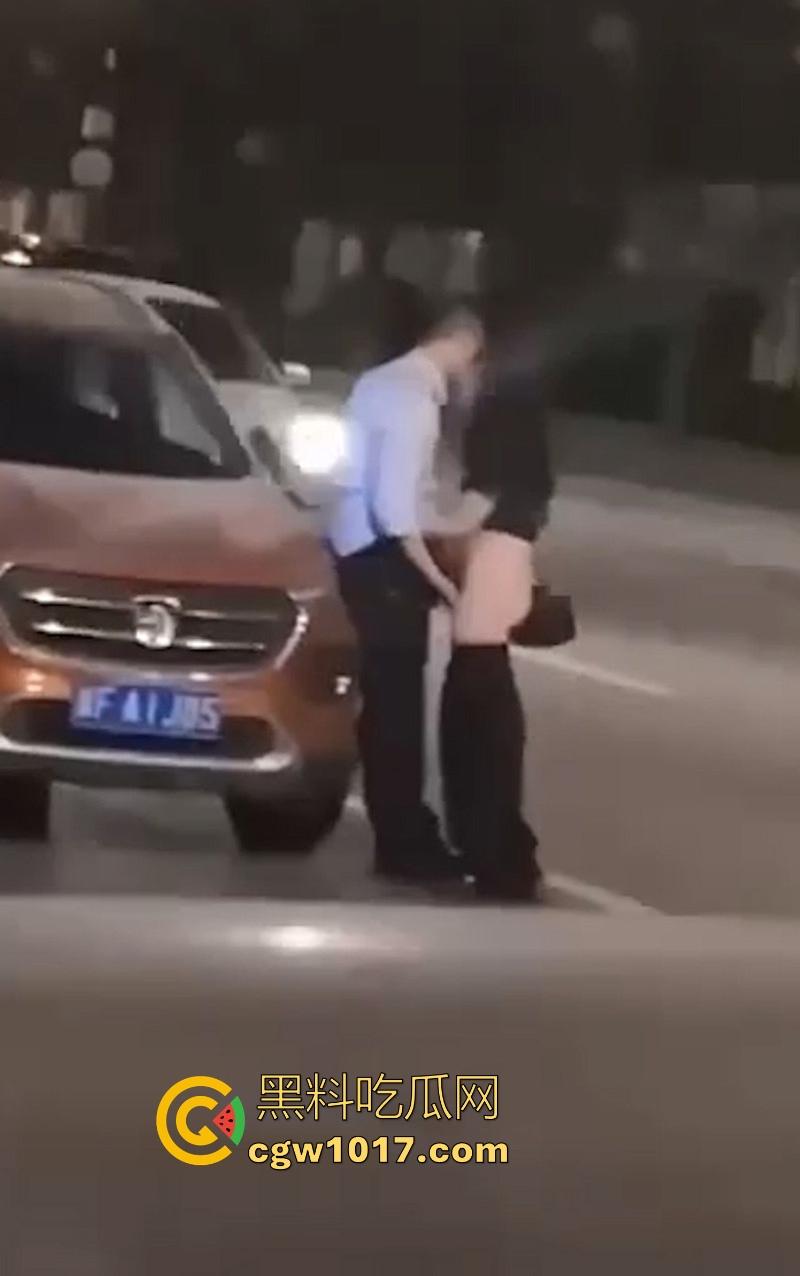 模糊的画质清晰的实力！不是哥们你喂了什么春药吗？这女的直接跟你在路边干了起来，直接脱衣扣了起来彻底放飞！  第4张
