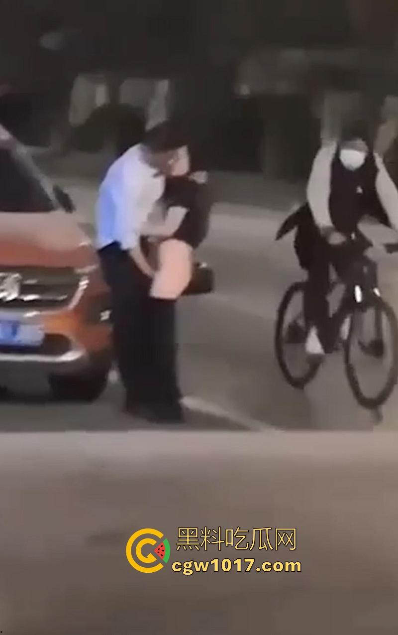 模糊的画质清晰的实力！不是哥们你喂了什么春药吗？这女的直接跟你在路边干了起来，直接脱衣扣了起来彻底放飞！  第5张