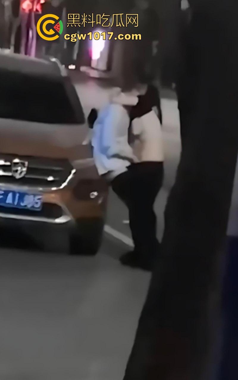 模糊的画质清晰的实力！不是哥们你喂了什么春药吗？这女的直接跟你在路边干了起来，直接脱衣扣了起来彻底放飞！  第7张