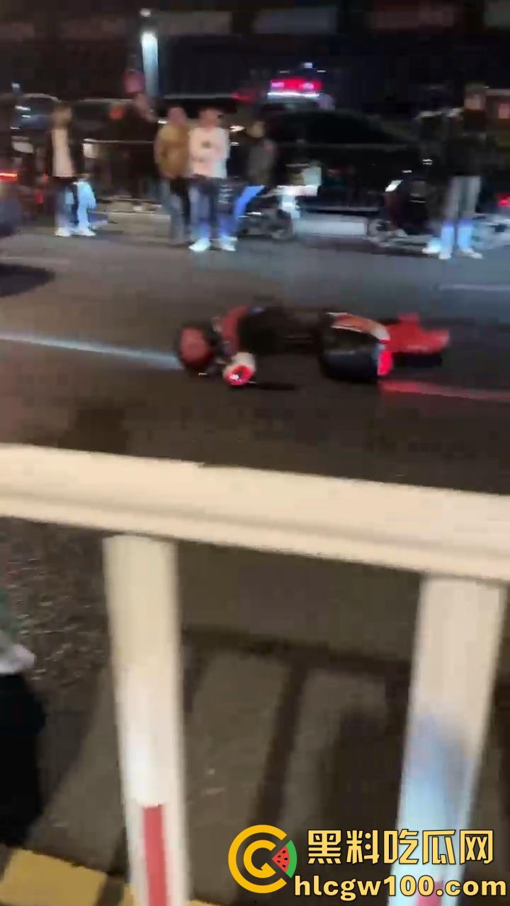 痛心！汕头长江路突发悲剧，电动车男子与汽车相撞瞬间丧命，汽车冲毁护栏  第2张