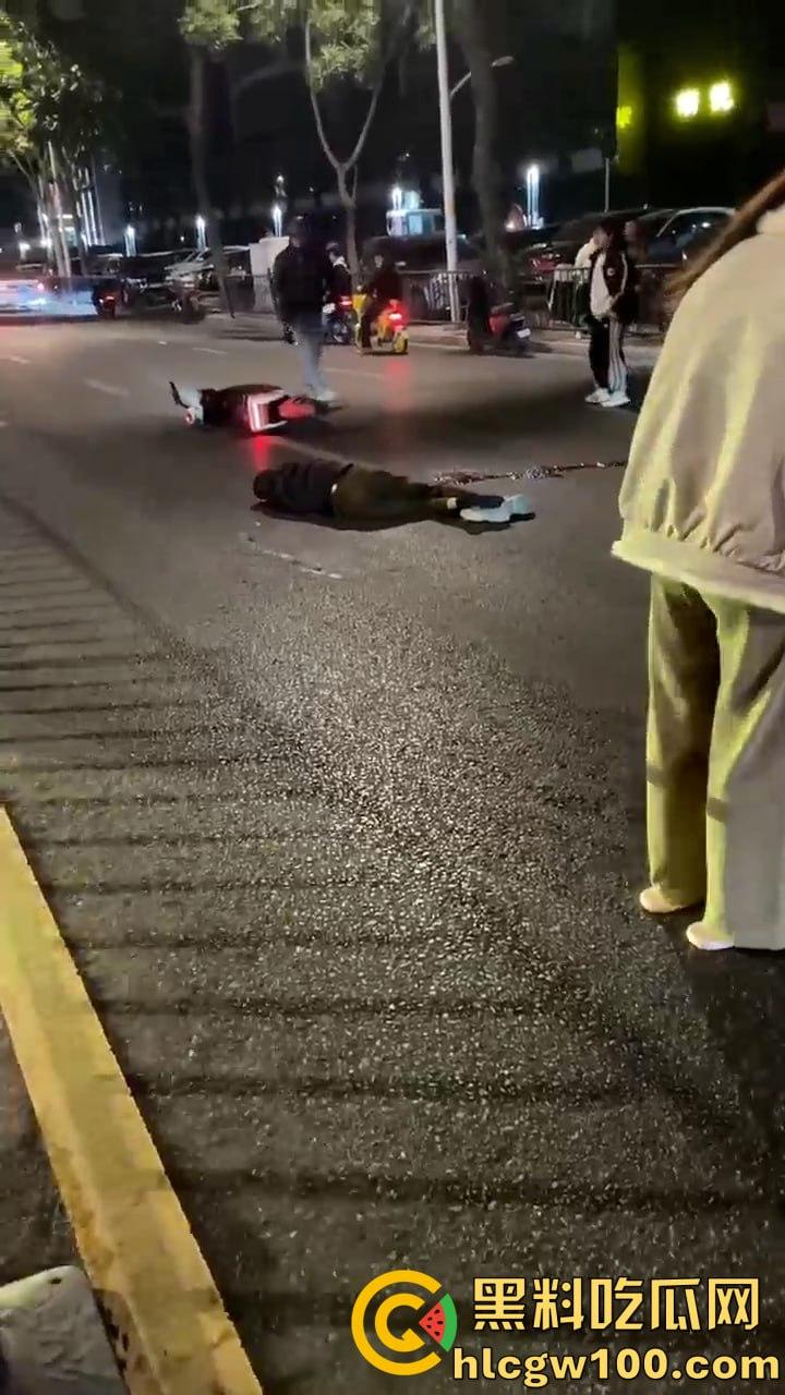 痛心！汕头长江路突发悲剧，电动车男子与汽车相撞瞬间丧命，汽车冲毁护栏  第4张