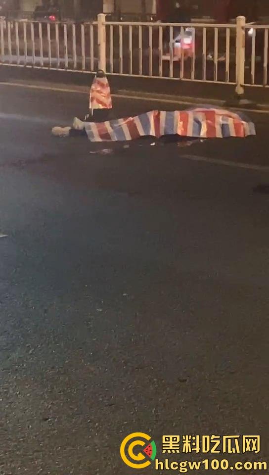 痛心！汕头长江路突发悲剧，电动车男子与汽车相撞瞬间丧命，汽车冲毁护栏  第6张