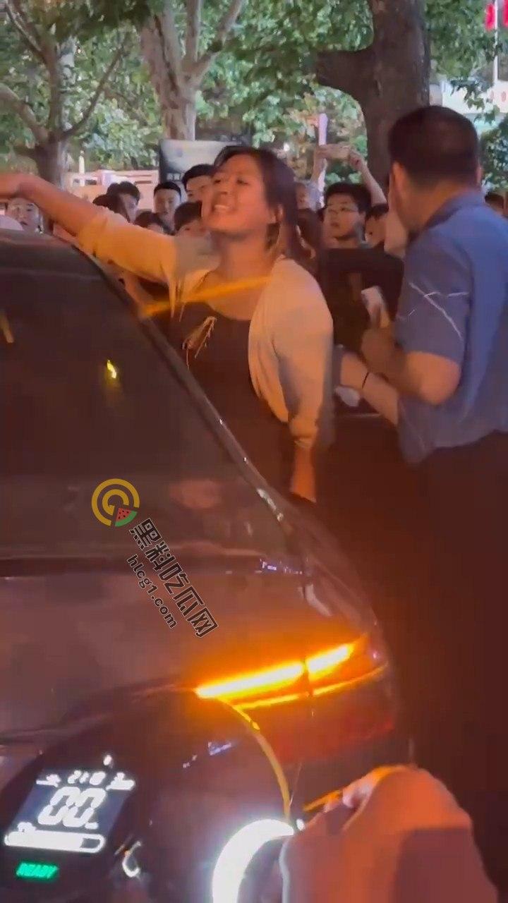 震撼现场！南京奥迪车主带小三遭正妻当街围堵，引发全城大堵车！  第6张