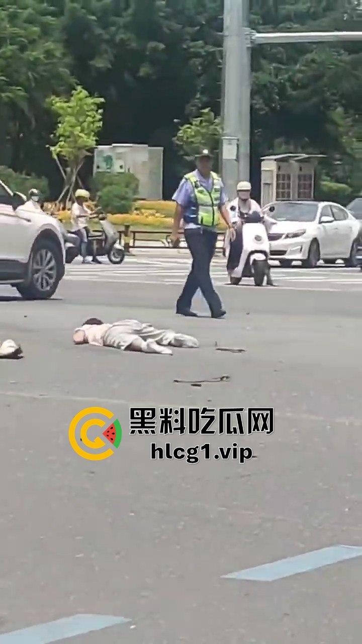 8月21日海南三亚春光路口车祸，两女惨被撞倒在地  第1张
