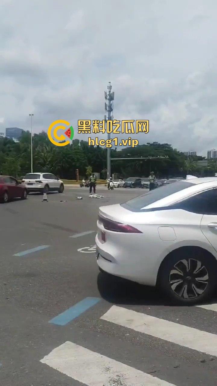 8月21日海南三亚春光路口车祸，两女惨被撞倒在地  第7张
