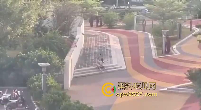 广东轻工职业技术职业学院，大胆情侣校园大胆户外做爱，完全无视众人，激情骑乘，年轻人会玩！  第4张