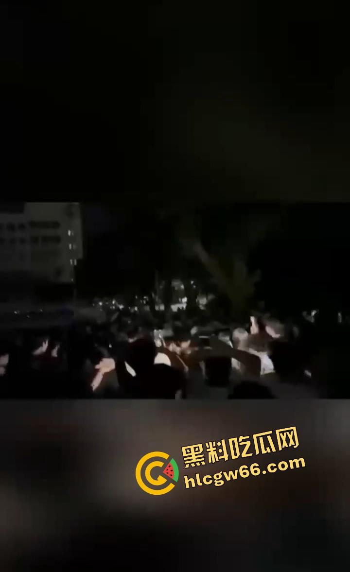 广东肇庆技师学院学生集体炸场？不满学校管理，楼上扔鞭炮砸东西，气氛直接升级成反校运动？  第6张