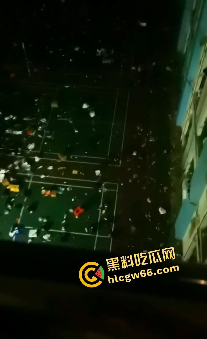 广东肇庆技师学院学生集体炸场？不满学校管理，楼上扔鞭炮砸东西，气氛直接升级成反校运动？  第8张