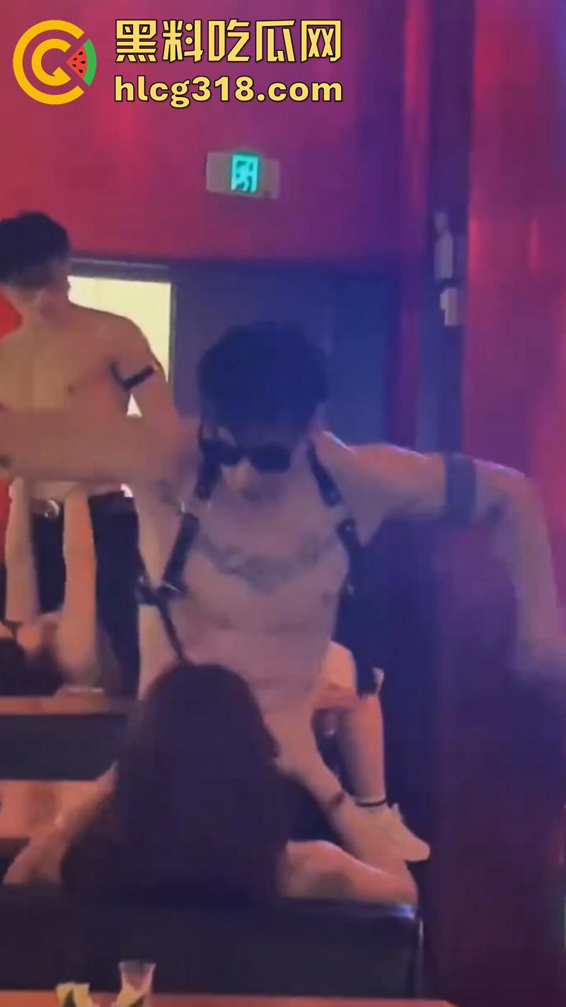 夜场鸭店肌肉男模，坐富婆身上激情摩擦，小姐姐面红耳赤笑的合不拢嘴，这富婆质量真高啊！  第7张