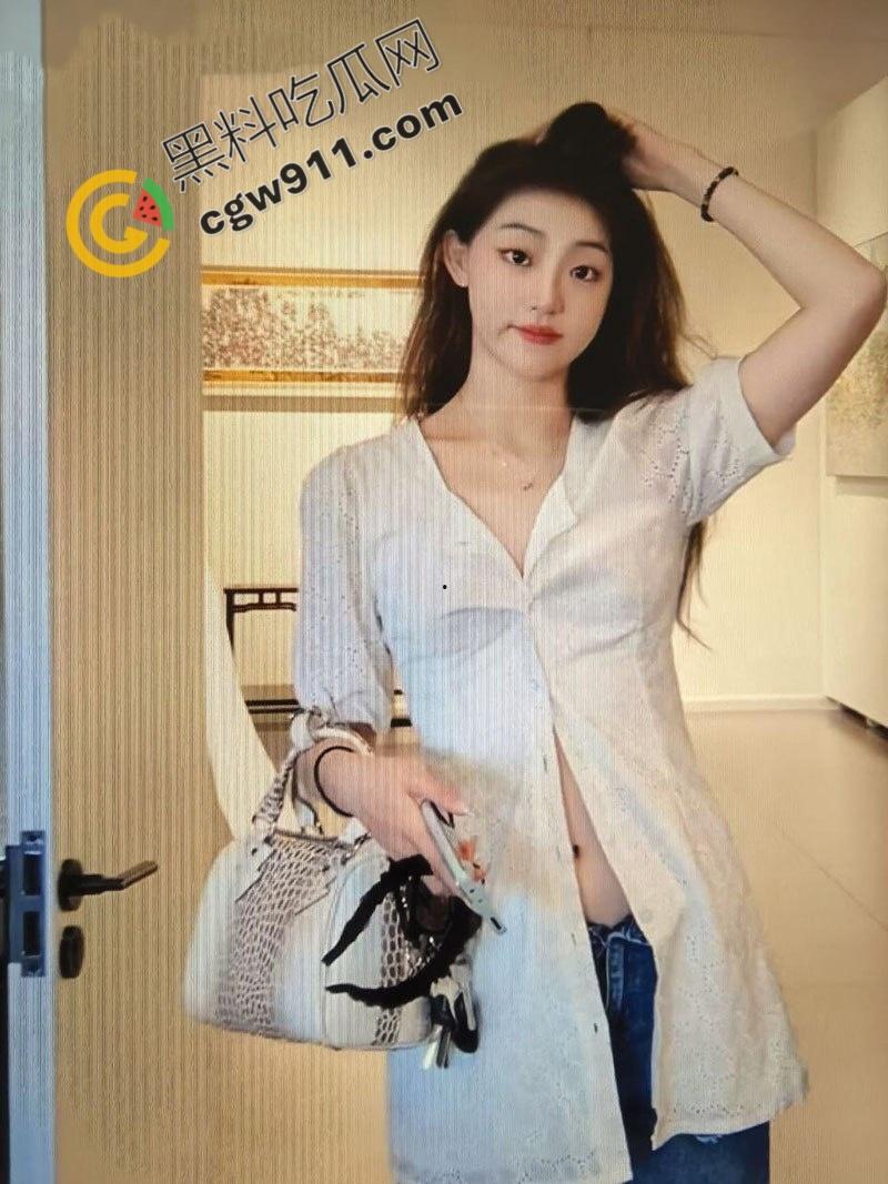 河南安阳甜美少女【刘薇】床上热情如火，与男友性多姿势切换娇喘连连，口交撩人，翘臀后入，令人血脉贲张！  第3张