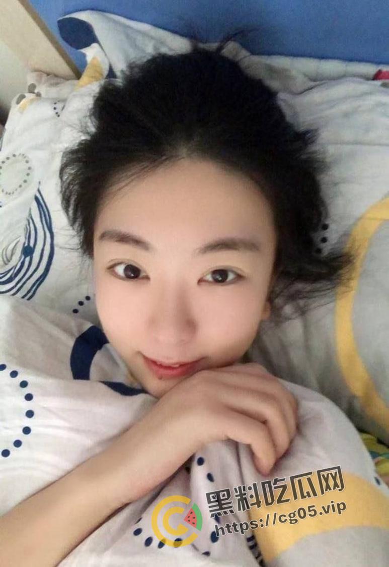 深圳颜射女神【吴梦菲】清纯眼镜反差婊 约会网友玩露出 最喜欢用无辜的大眼睛渴望被射脸上  第3张