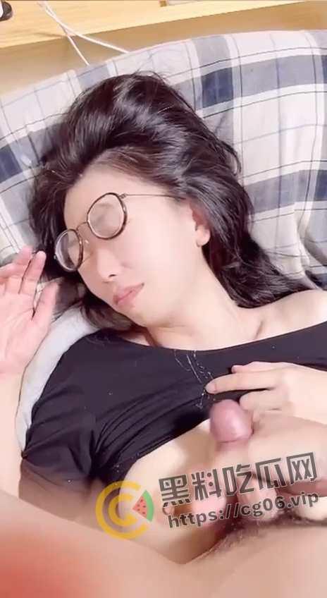 深圳颜射女神【吴梦菲】清纯眼镜反差婊 约会网友玩露出 最喜欢用无辜的大眼睛渴望被射脸上  第8张