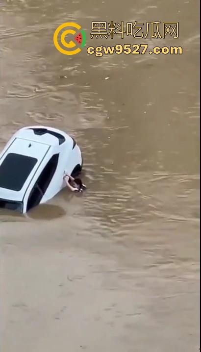 东莞一女司机开车掉河里，车辆像脱缰野马般直冲河中，送医院抢救无效死亡！  第6张