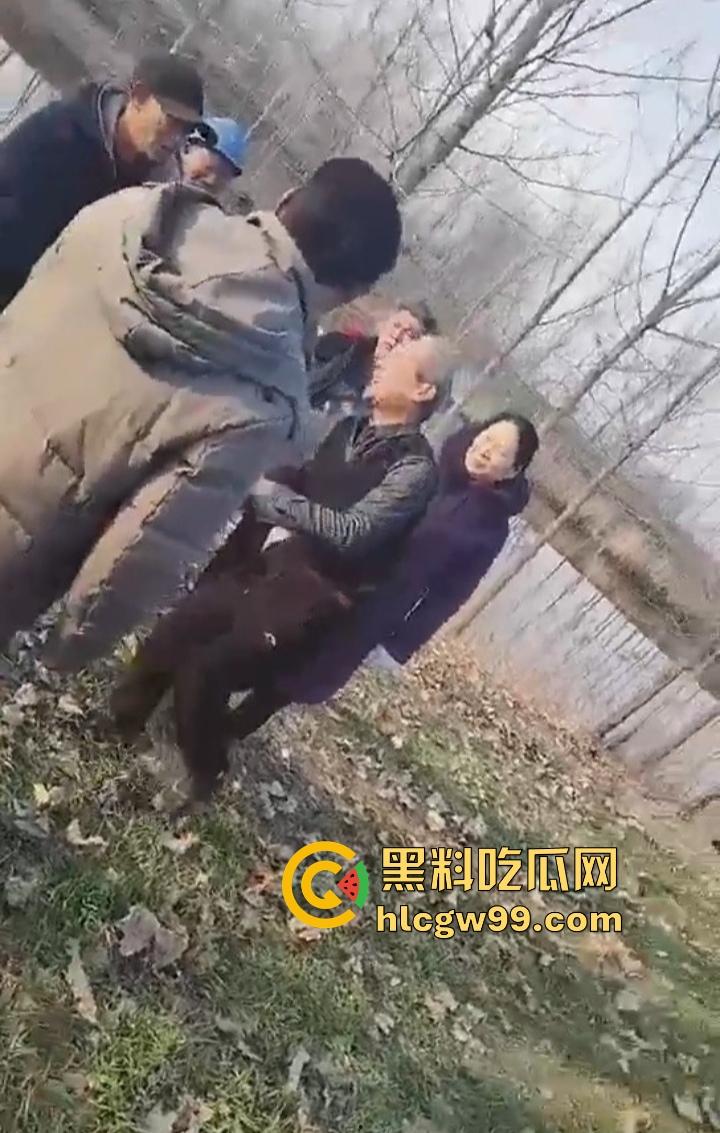 江苏五十多岁硬汉提着菜刀杀猪刀街头干架 现实版老炮儿 人狠话不多 上去就开砍！  第4张