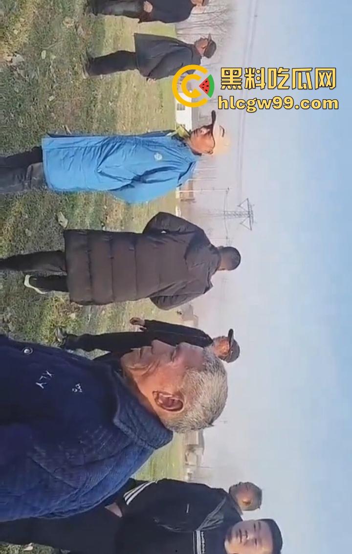 江苏五十多岁硬汉提着菜刀杀猪刀街头干架 现实版老炮儿 人狠话不多 上去就开砍！  第5张