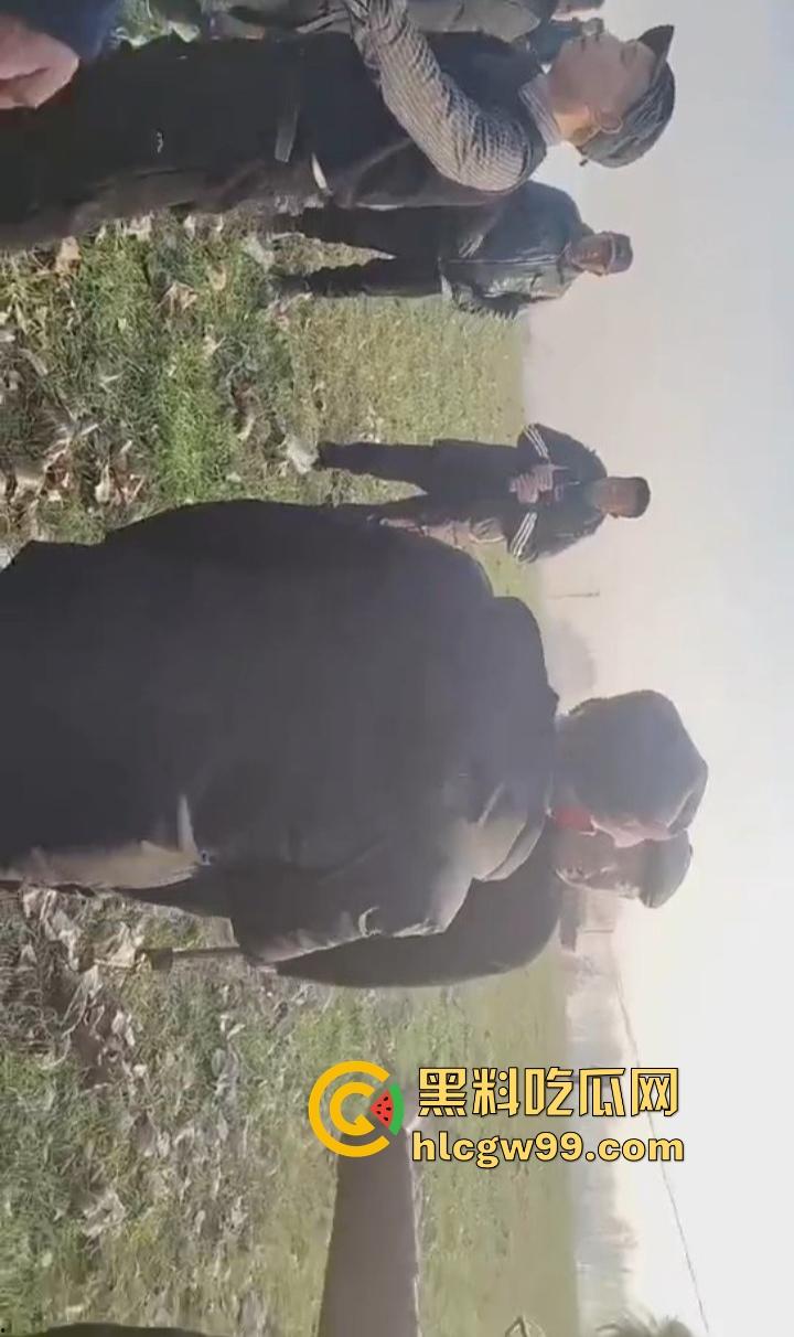 江苏五十多岁硬汉提着菜刀杀猪刀街头干架 现实版老炮儿 人狠话不多 上去就开砍！  第7张