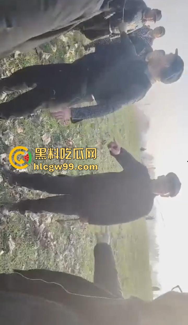 江苏五十多岁硬汉提着菜刀杀猪刀街头干架 现实版老炮儿 人狠话不多 上去就开砍！  第9张