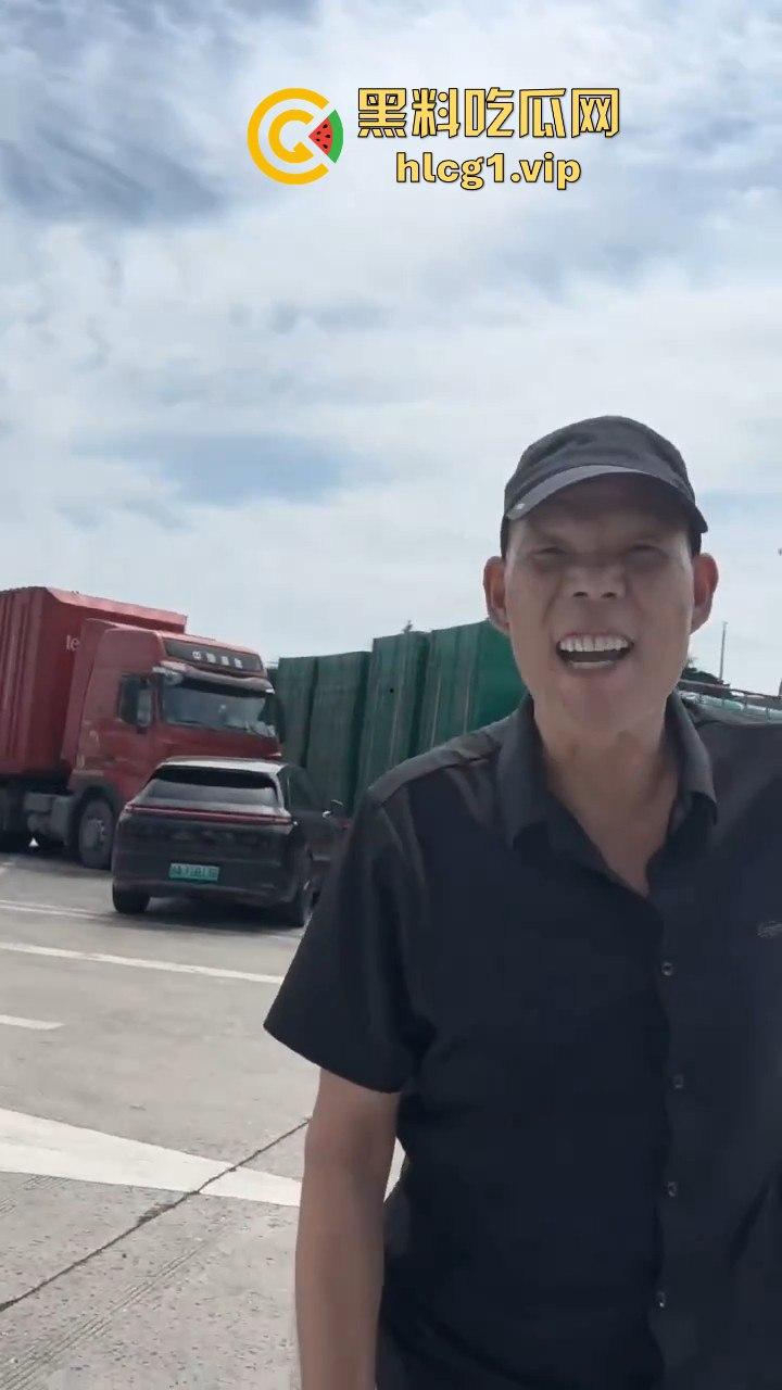 陕西汉中停车风波！男子遭一群老逼登堵车辱骂，扬言不删视频就弄死你！  第1张