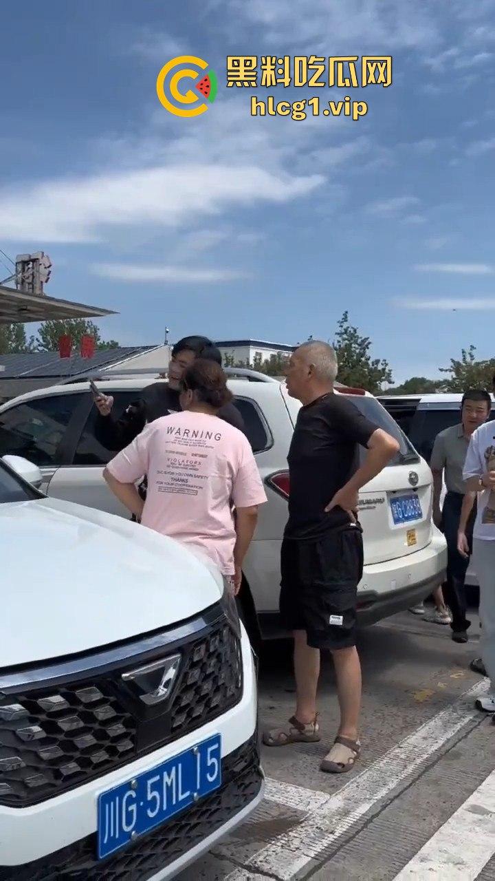 陕西汉中停车风波！男子遭一群老逼登堵车辱骂，扬言不删视频就弄死你！  第2张