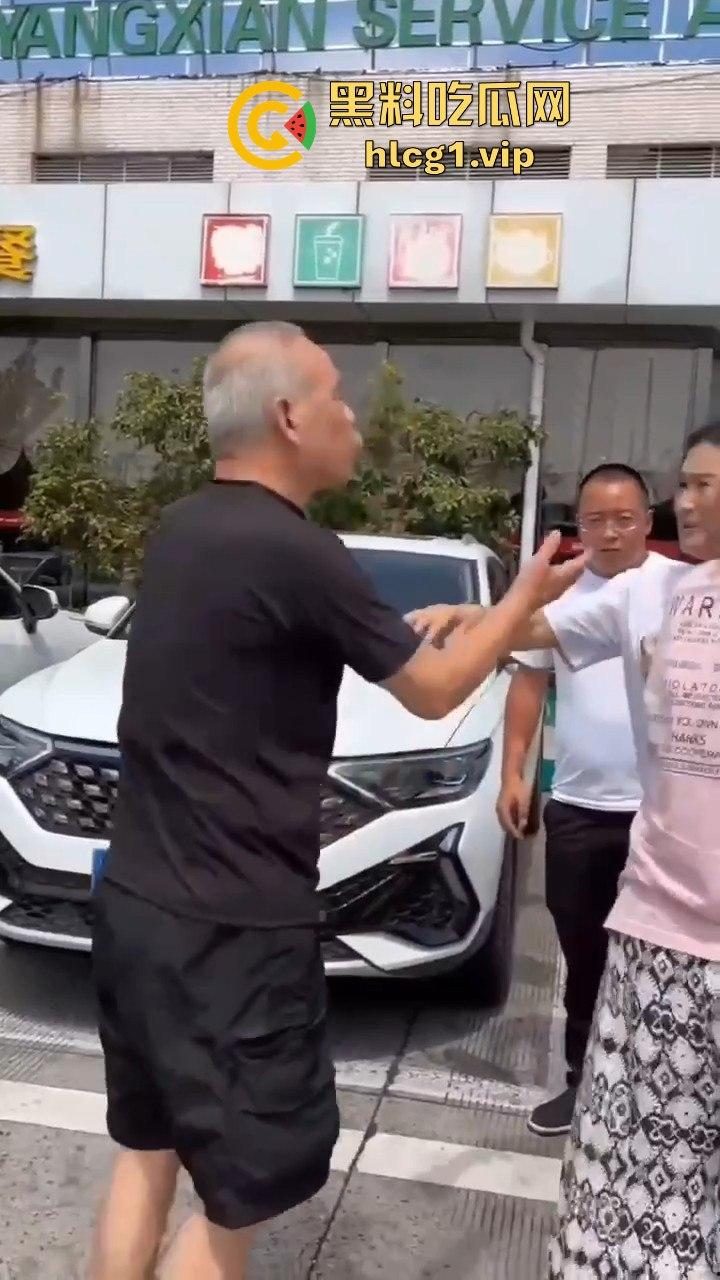 陕西汉中停车风波！男子遭一群老逼登堵车辱骂，扬言不删视频就弄死你！  第3张
