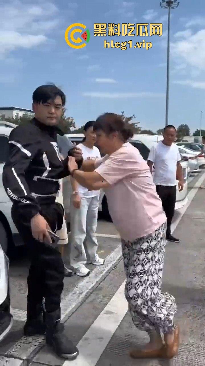 陕西汉中停车风波！男子遭一群老逼登堵车辱骂，扬言不删视频就弄死你！  第4张