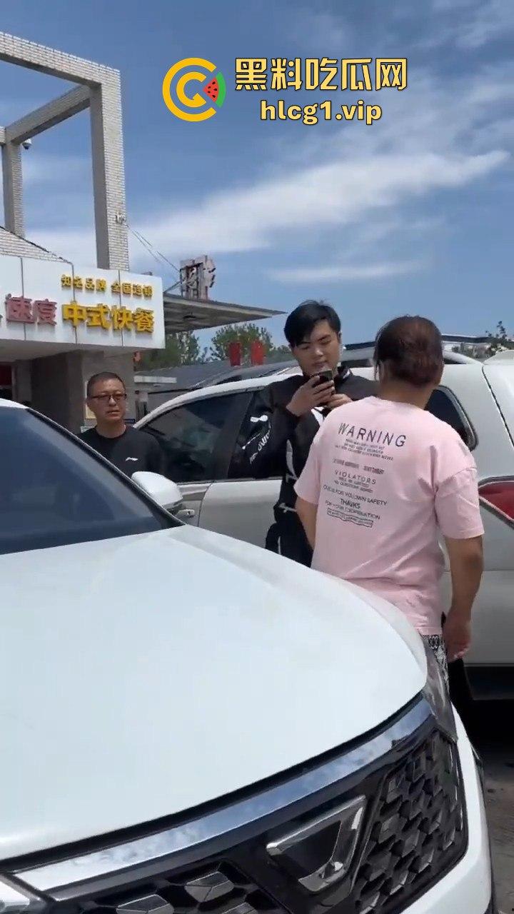 陕西汉中停车风波！男子遭一群老逼登堵车辱骂，扬言不删视频就弄死你！  第5张
