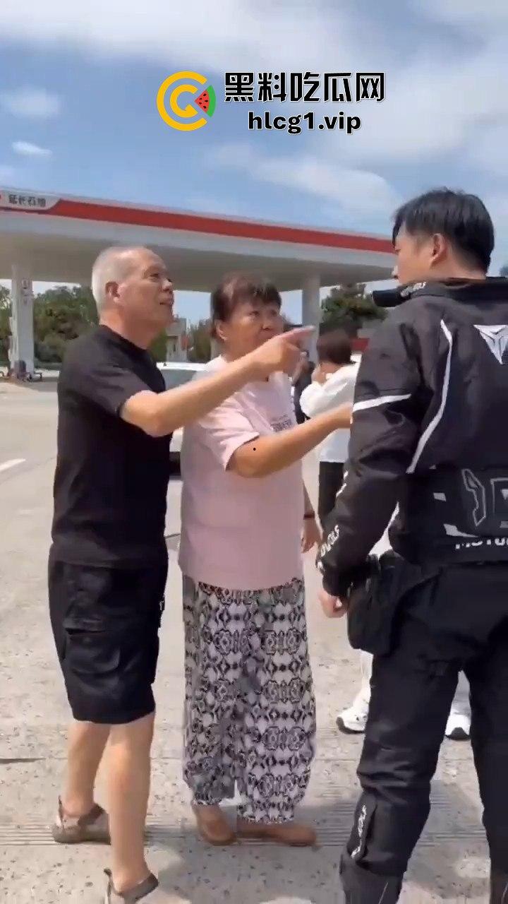 陕西汉中停车风波！男子遭一群老逼登堵车辱骂，扬言不删视频就弄死你！  第7张