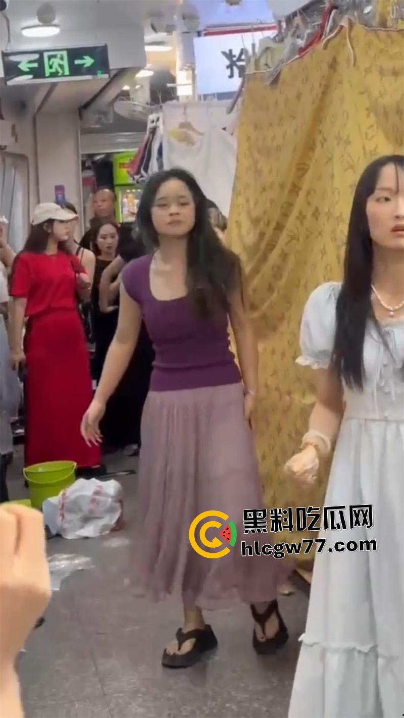 广西商场实拍女人打架，各种对骂撕逼扒衣服，难怪男人都爱看女人打架，美腿翘臀随便看啊！  第4张