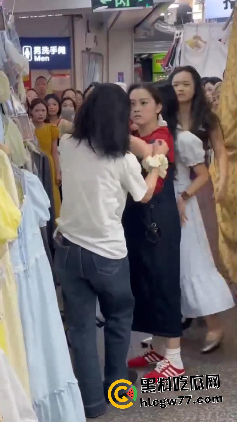 广西商场实拍女人打架，各种对骂撕逼扒衣服，难怪男人都爱看女人打架，美腿翘臀随便看啊！  第5张