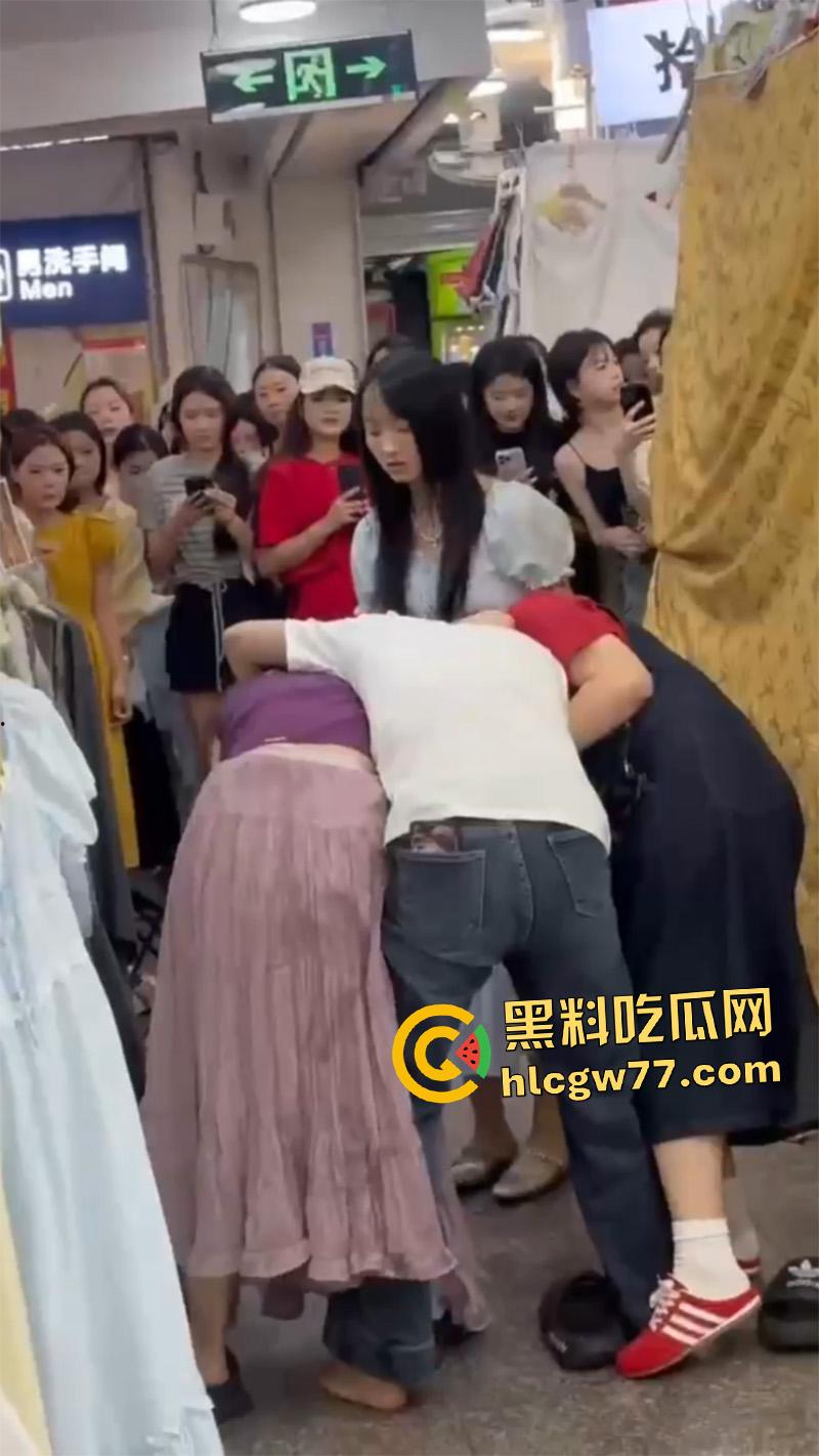 广西商场实拍女人打架，各种对骂撕逼扒衣服，难怪男人都爱看女人打架，美腿翘臀随便看啊！  第6张