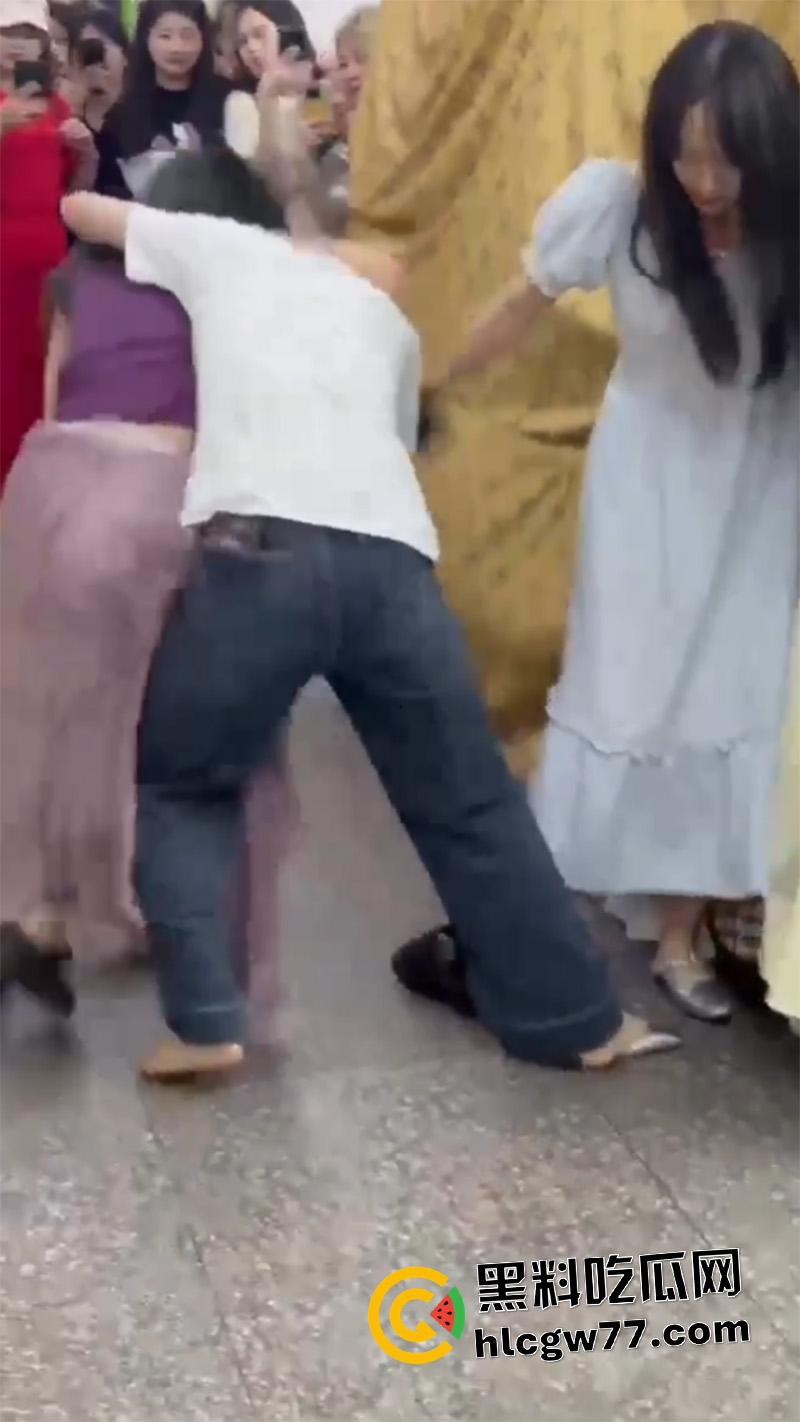 广西商场实拍女人打架，各种对骂撕逼扒衣服，难怪男人都爱看女人打架，美腿翘臀随便看啊！  第7张