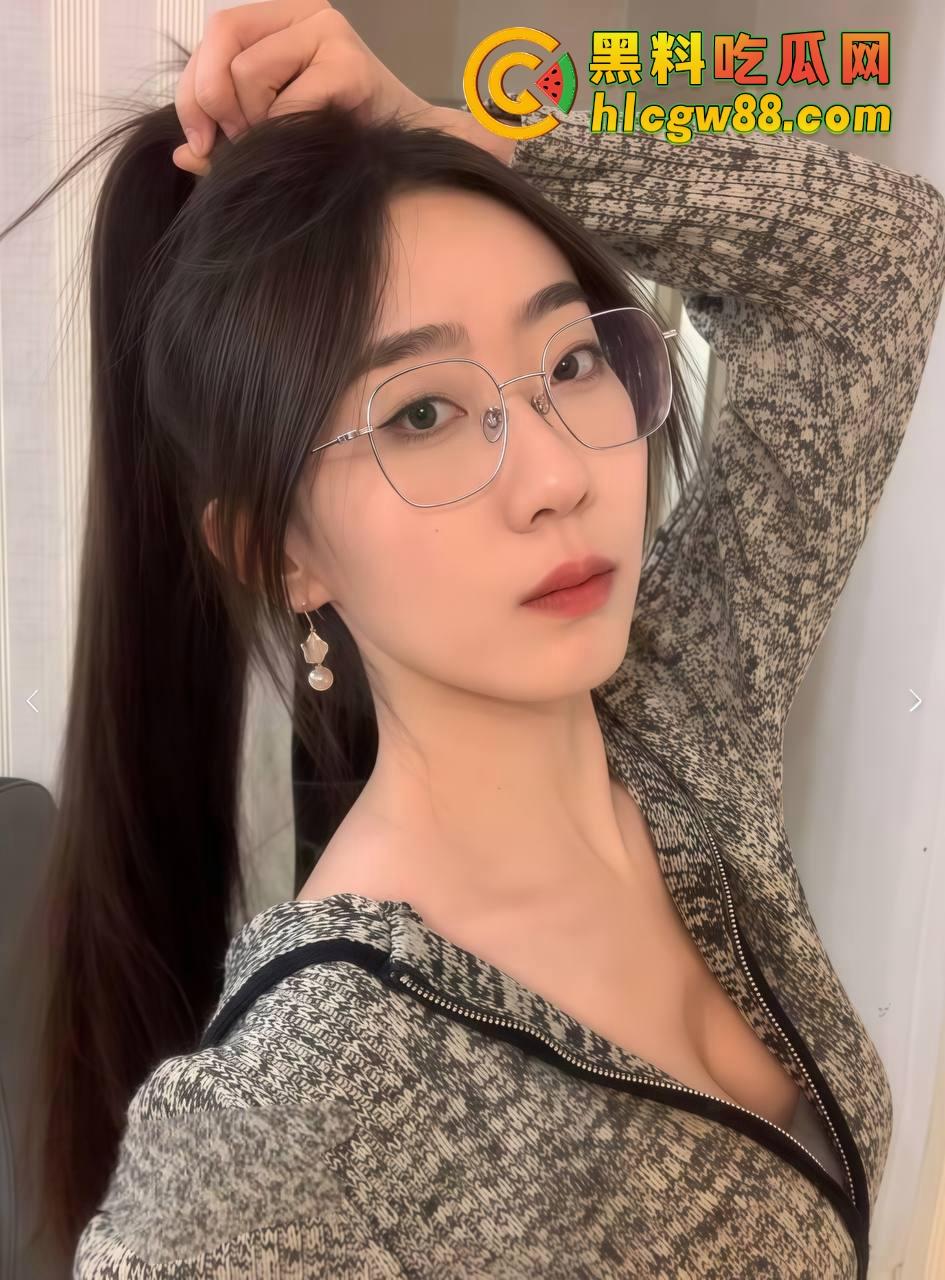 成都少城小学骚鸡老师『苏靖雯』家长肉便器，酒店操逼浪叫不断，眼镜婊爽得翻白眼淫水喷满床！  第1张