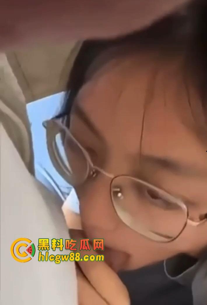 成都少城小学骚鸡老师『苏靖雯』家长肉便器，酒店操逼浪叫不断，眼镜婊爽得翻白眼淫水喷满床！  第6张