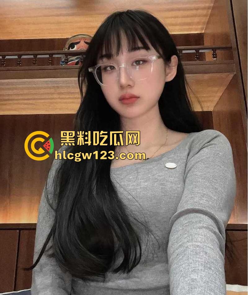 留学生圈又爆大瓜了！英国美女留学生【范黎】酒店3P视频流出 绿帽老公携手单男共玩骚妻 前后夹击无套内射！  第2张