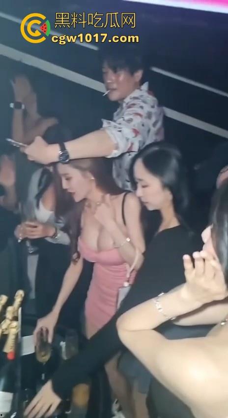 夜店极品好女孩！她跟我说只是普通的同学聚会，没喝多少就早早回家了，而你我的朋友还傻傻的蒙在鼓里啊！  第3张