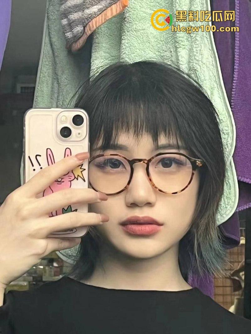 河南工学院反差眼镜婊【陈梦洁】与男友开房口交视频流出 表面清纯床上骚 口活娴熟似母狗  第4张