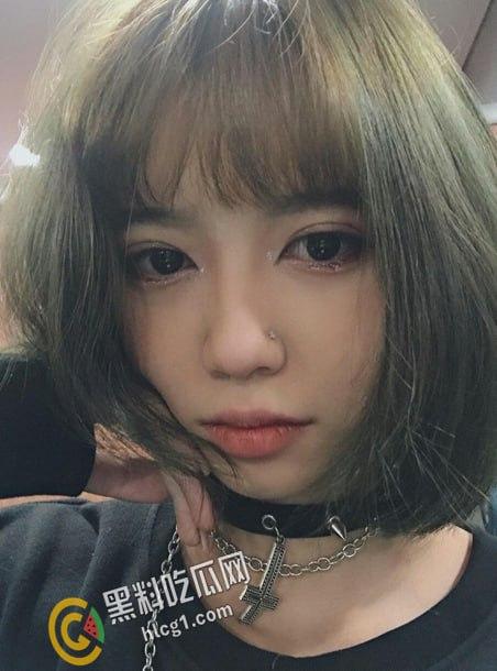 江苏大学很有气质的清纯短发妹 喜欢一个人在宿舍里 偷偷自慰揉奶扣逼 录下视频后在网上到处勾引炮友  第2张