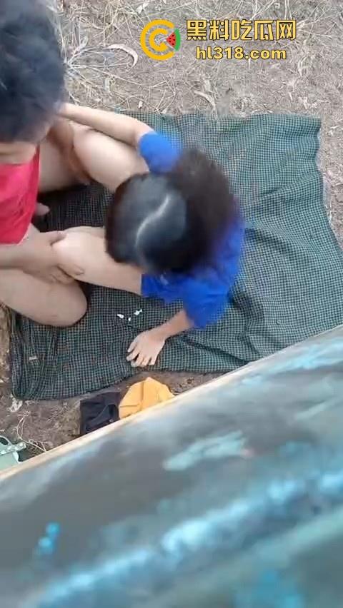 年轻情侣户外野战，衣服围裙一铺倒地就是干，无套猛入花式爆操，画面香艳又刺激！  第3张