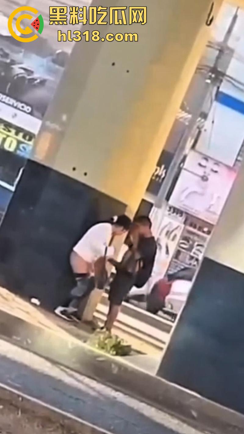 情急起来真的不避人啊！街拍开放男女立交桥下性爱，完全不在乎别人目光，当众后入刺激满满！  第3张