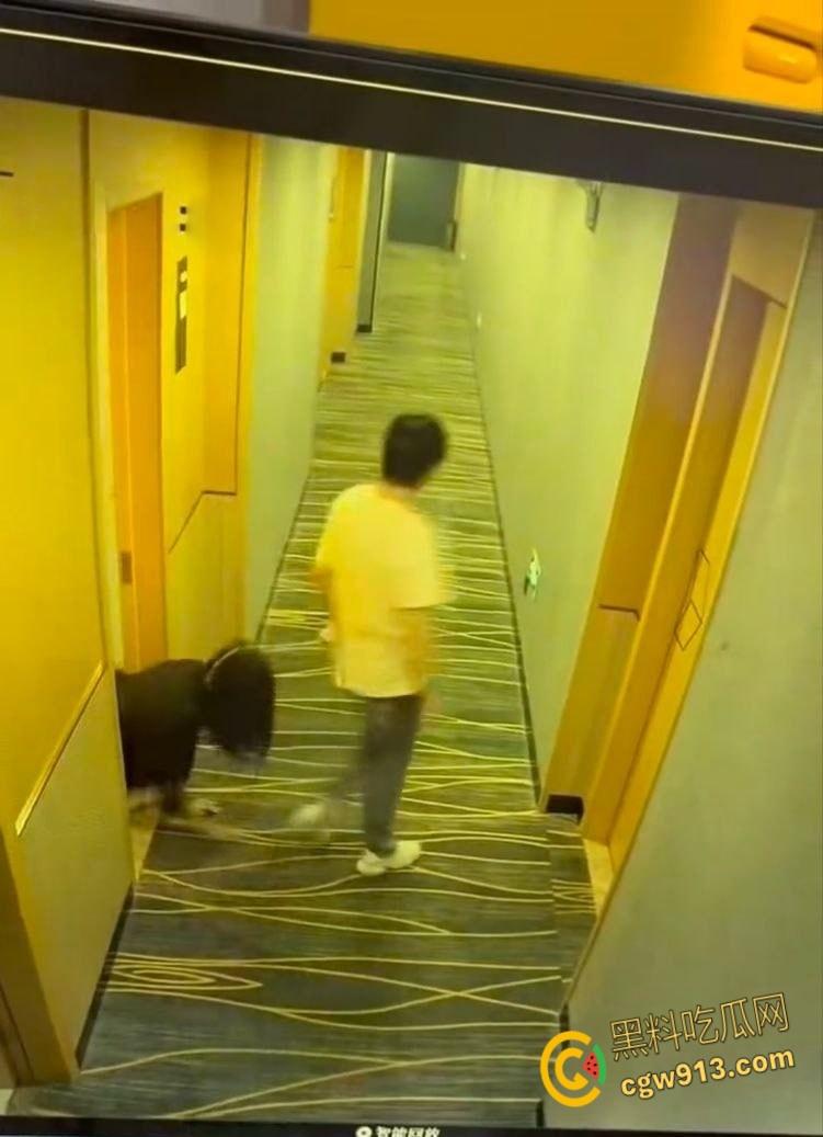 酒店监控拍下吾辈楷模，男子牵狗链，黑群女子像狗爬行，路过群众惊掉下巴，奇葩任务引爆字母圈 !  第1张