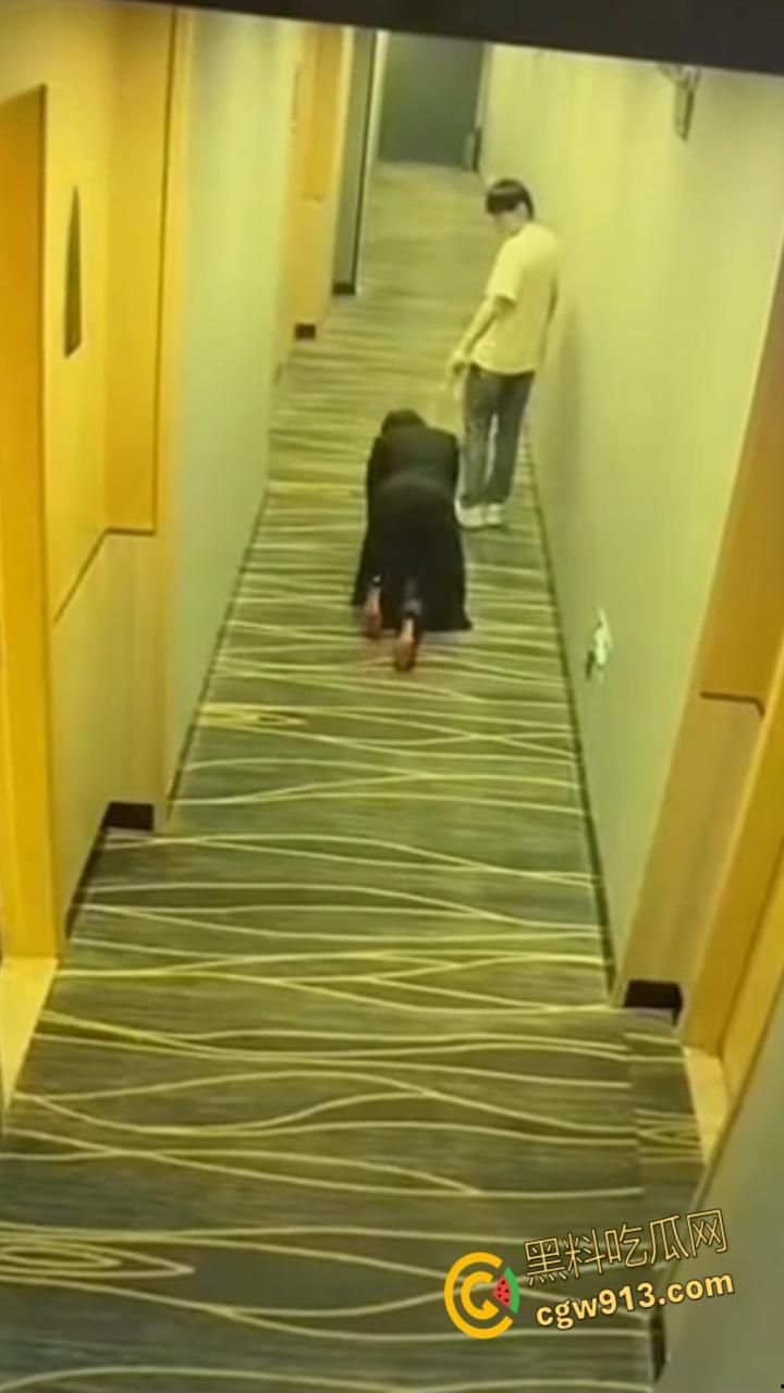 酒店监控拍下吾辈楷模，男子牵狗链，黑群女子像狗爬行，路过群众惊掉下巴，奇葩任务引爆字母圈 !  第5张