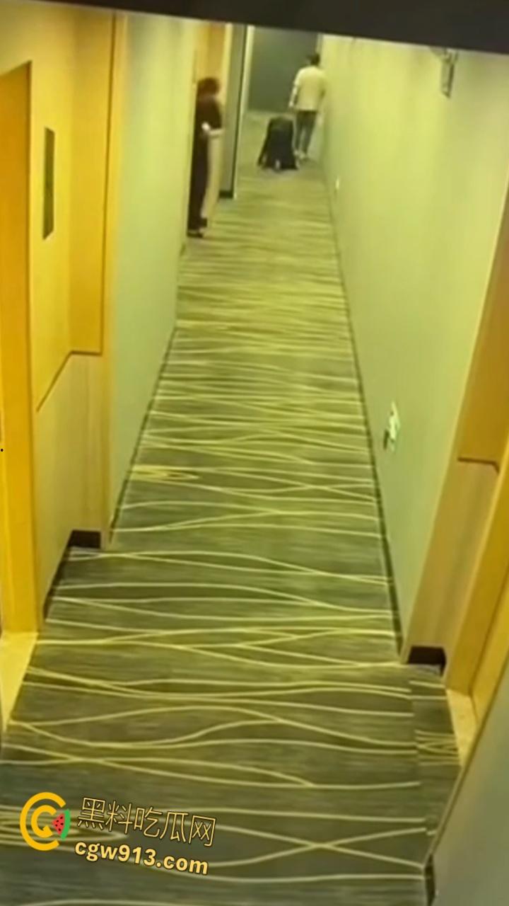 酒店监控拍下吾辈楷模，男子牵狗链，黑群女子像狗爬行，路过群众惊掉下巴，奇葩任务引爆字母圈 !  第6张