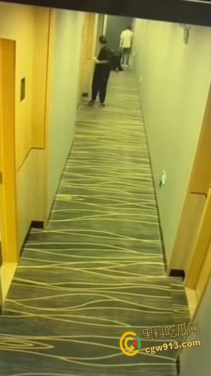 酒店监控拍下吾辈楷模，男子牵狗链，黑群女子像狗爬行，路过群众惊掉下巴，奇葩任务引爆字母圈 !  第7张