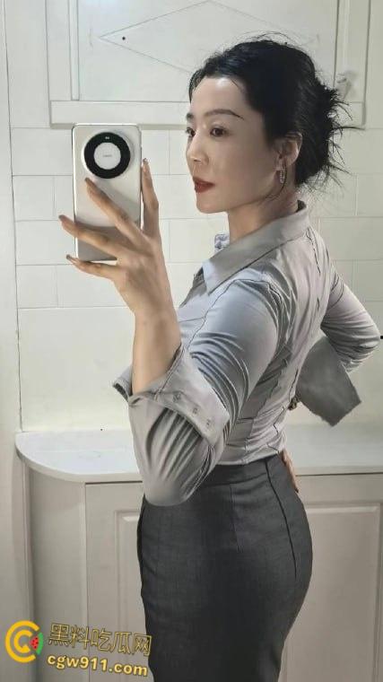 趁妹妹不在家，大姨子穿真空旗袍勾引妹夫，厕所主动跪地口交，镜前后入无套，骑乘内射骚穴 ！  第2张