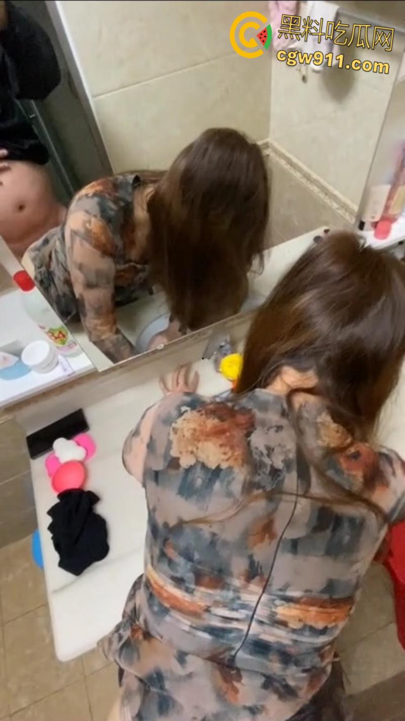 趁妹妹不在家，大姨子穿真空旗袍勾引妹夫，厕所主动跪地口交，镜前后入无套，骑乘内射骚穴 ！  第7张