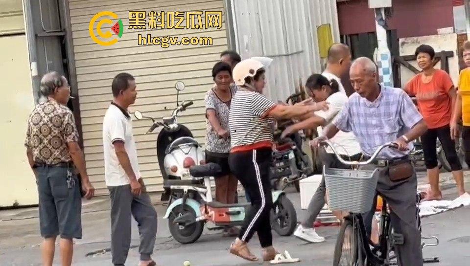 福建漳州海澄，女子不买水果被老太婆骂，结果碰到狠人，街上追着打！  第1张