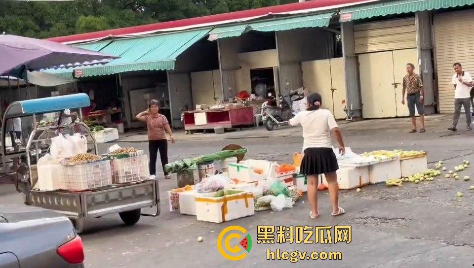 福建漳州海澄，女子不买水果被老太婆骂，结果碰到狠人，街上追着打！  第2张