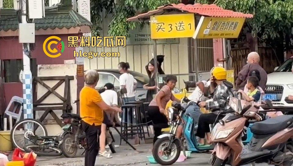 福建漳州海澄，女子不买水果被老太婆骂，结果碰到狠人，街上追着打！  第7张
