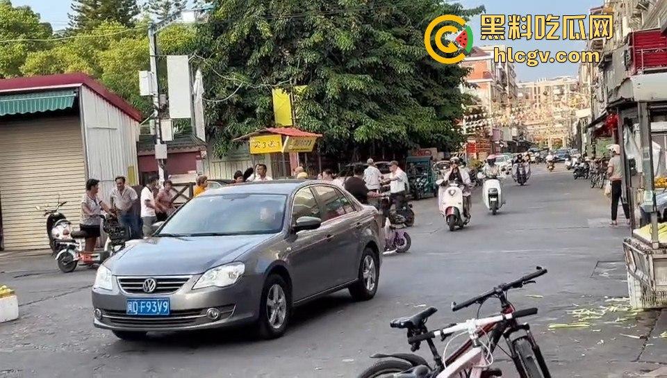 福建漳州海澄，女子不买水果被老太婆骂，结果碰到狠人，街上追着打！  第8张